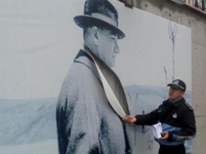 Atatürk Resmini Kestiler!