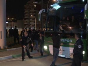 Polis Zor Kurtardı; Bursaspor Kafilesine Şok Karşılama