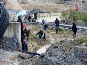 VELİLER BİLE ÇAMURA SAPLANIYOR, ÇOCUKLAR NE YAPSIN