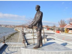 Nazım Hikmet'in Heykeline de Saldırdılar