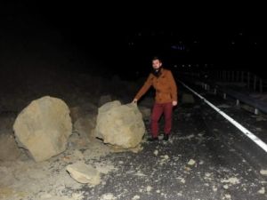 Çanakkale- İzmir yolu trafiğe kapandı