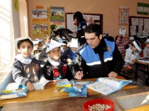 Polisten Öcalan’ın doğduğu köye kütüphane