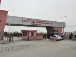 Gazetecilerden tutuklu meslektaşlarına ziyaret