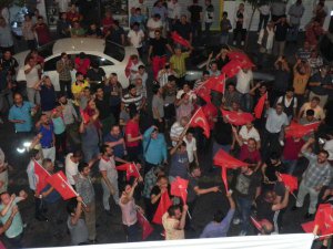 AK PARTİ ÜYELERİ SOKAĞA DÖKÜLDÜ