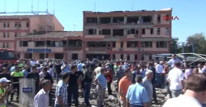 ELAZIĞ EMNİYETİ'NE BOMBALI SALDIRI: 3 ŞEHİT 100'ÜN ÜZERİNDE YARALI