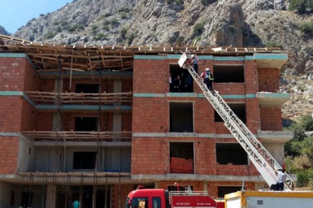 ANTALYA'DA İNŞAAT ÇÖKTÜ: 3 İŞÇİ GÖÇÜK ALTINDA