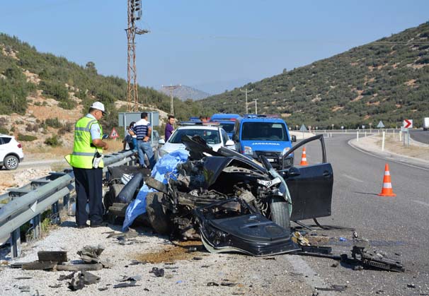 FECİ KAZA: HIZ KADRANI 170 KİLOMETREDE TAKILI KALDI
