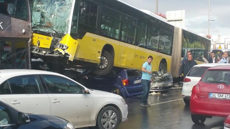 METROBÜS D-100'DEKİ ARAÇLARIN ÜZERİNE UÇTU