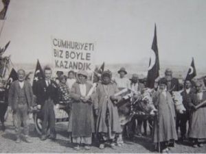 'Cumhuriyeti Biz Böyle Kazandık' Tarihi Fotoğraf