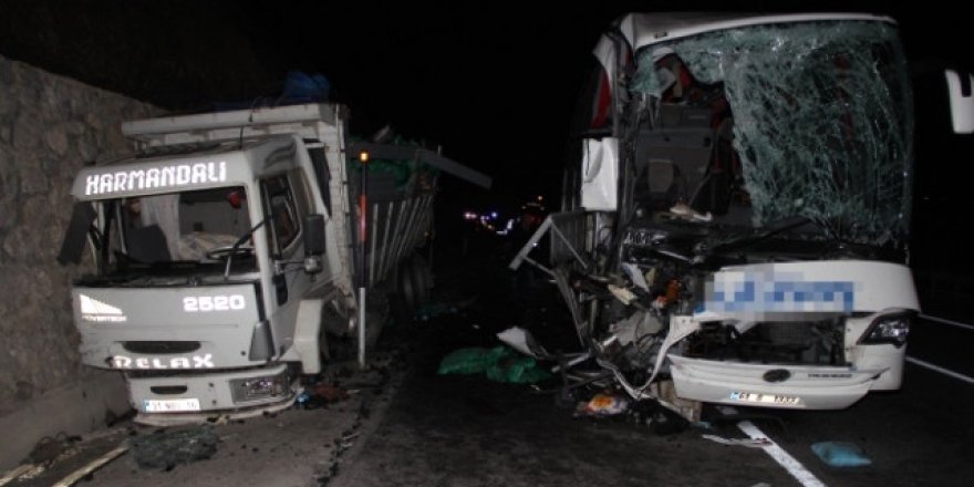 KONYA'DA FECİ KAZA; 1ÖLÜ 15 YARALI