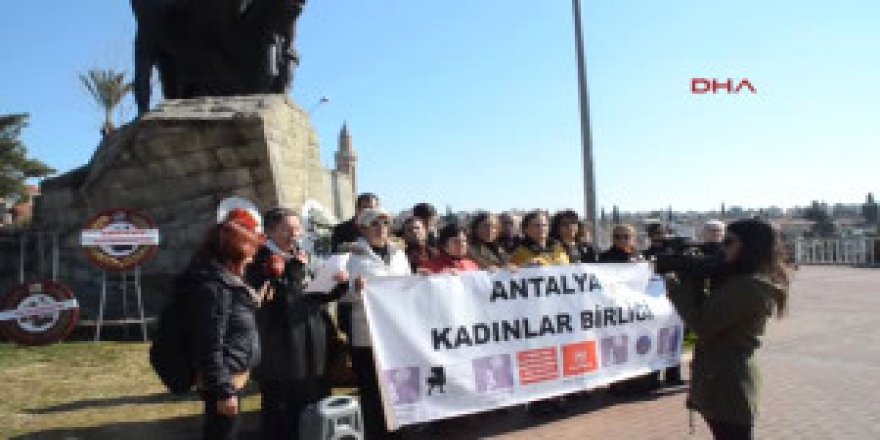 ANTALYALI KADINLARDAN CUMHURİYET MEYDANINDA PROTESTO