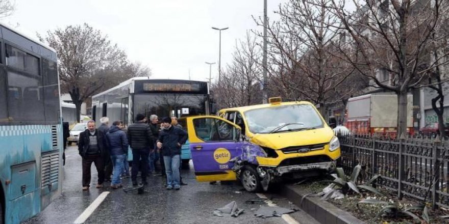 UNKAPANI'NDA TRAFİK KAZASI: 9 YARALI
