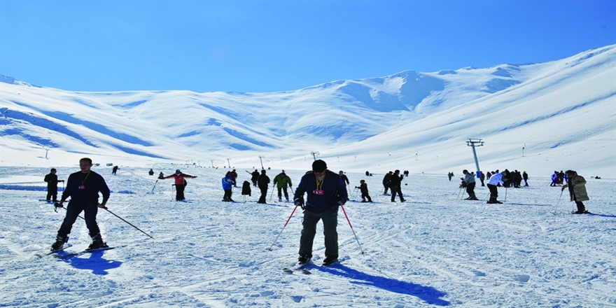 DÜNYADA TEK; GÖL MANZARALI KAYAK
