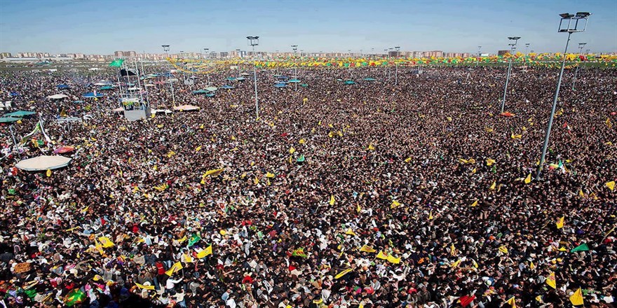 HDP MEYDANLARA ÇIKIYOR