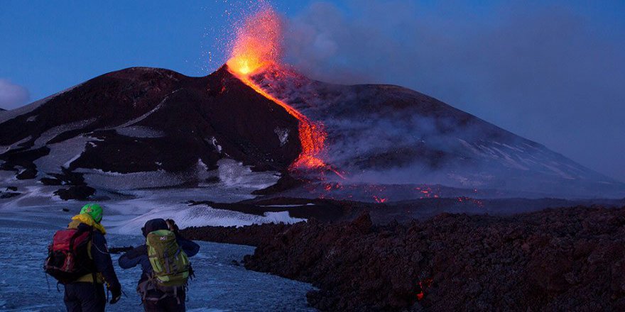 İtalya’nın Etna yanardağı patladı : Çok sayıda yaralı var