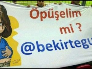 GS Taraftarından "Öpüşelim mi" Pankartı