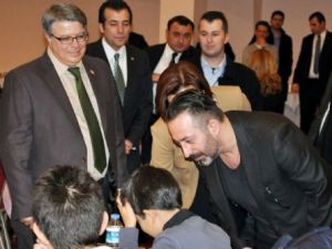 Cem Yılmaz Yine Kahkahaya Boğdu