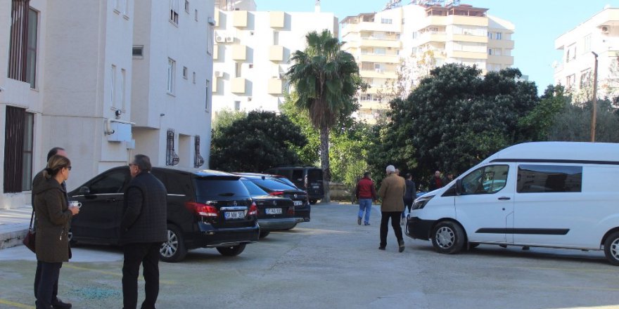 Antalya'da bozuk para hırsızları 9 aracı darp ettiler
