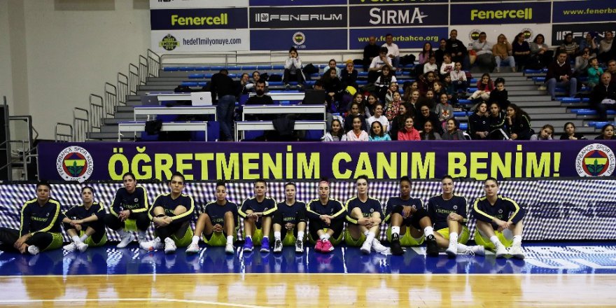 Üniversitede katledilen Ceren Damar Şenel için pankart açtı