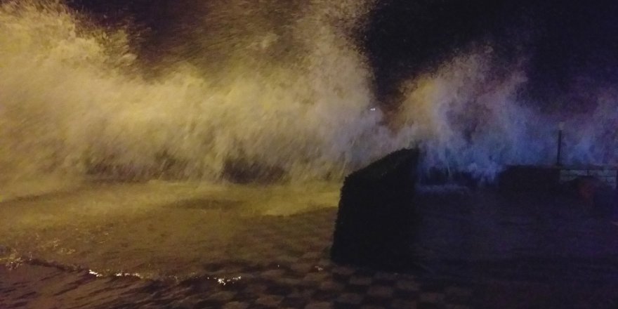 Tekirdağ'da dev dalgalar korkulukları yıktı geçti