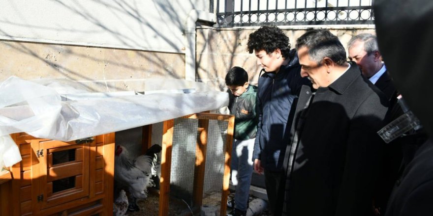 Samsun valisinden tavuklarını okuluna taşıyan ögrenciye ziyaret
