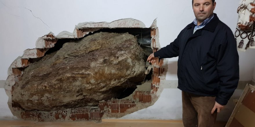 İzmir'de tepeden yuvarlanan kaya evin içerisine girdi