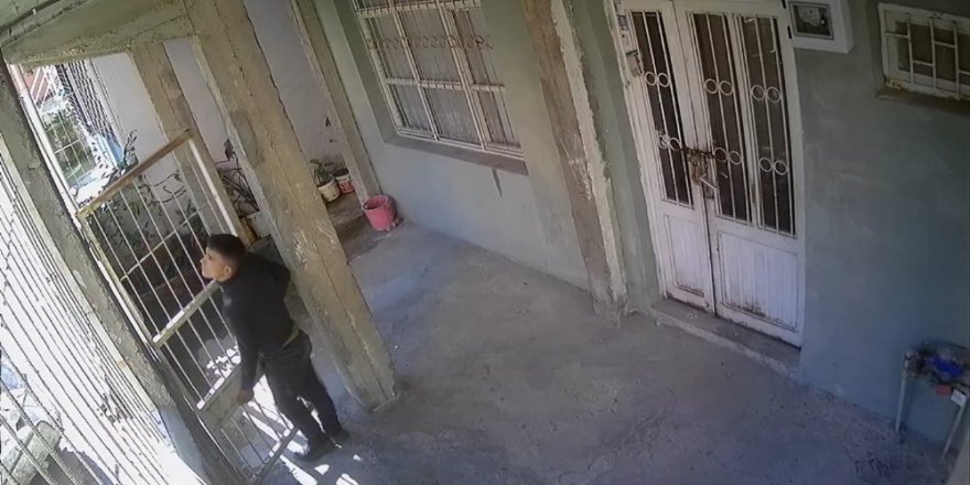 Kapı Hırsızları Güvenlik Kamerasına Yakalandı