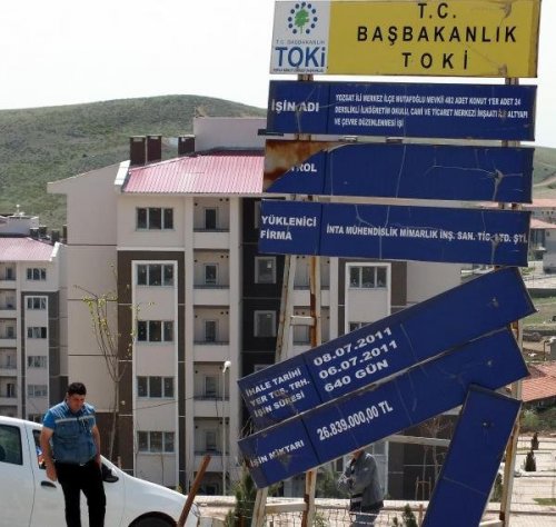 1 YILDIR TESLİM EDİLMEYEN TOKİ KONUTLARINA TEPKİ