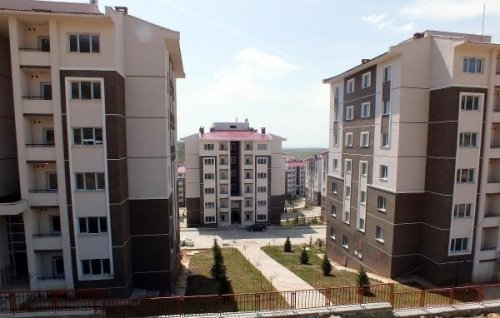 1 YILDIR TESLİM EDİLMEYEN TOKİ KONUTLARINA TEPKİ