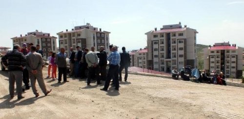 1 YILDIR TESLİM EDİLMEYEN TOKİ KONUTLARINA TEPKİ