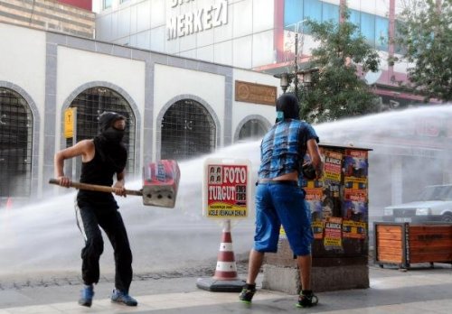 12 YAŞINDA KIZA ALLAHUEKBER DİYE BIÇAKLA SALDIRDI İLÇE AYAĞA KALKTI