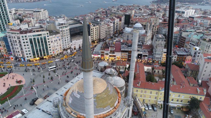 Taksim Camii’nin minaresinin külahı yerleştirildi