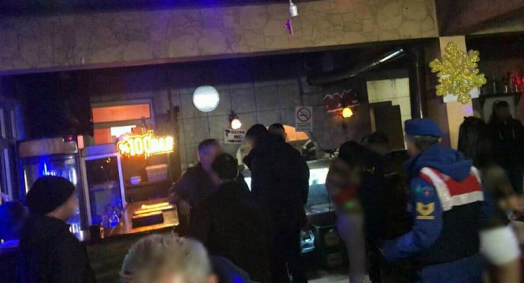 Sahte alkol veren eğlence mekanına baskın: 4 gözaltı