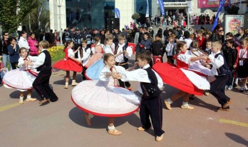 41 ÜLKEDEN 1000 ÇOCUK İZMİT'TE