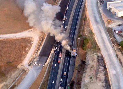 55 YOLCUSU OLAN OTOBÜS ALEV ALEV YANDI