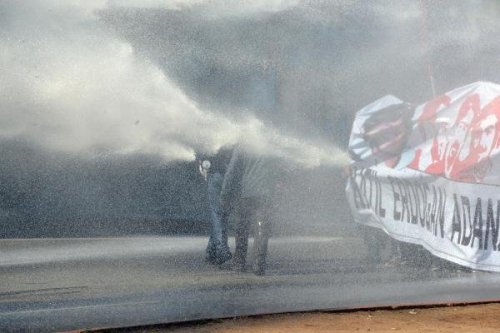 ADANA'DA BAŞBAKAN ERDOĞAN PROTESTOSUNA MÜDAHALE