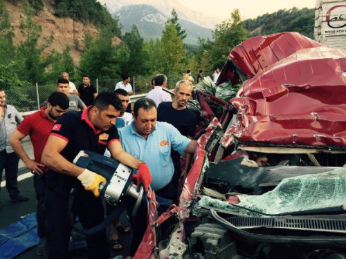 ADANA'DA ZİNCİRLEME TRAFİK KAZASI: 5 ÖLÜ, 7 YARALI