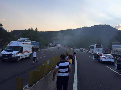 ADANA'DA ZİNCİRLEME TRAFİK KAZASI: 5 ÖLÜ, 7 YARALI