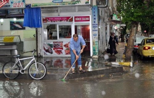 ADIYAMAN'DA EV VE İŞYERLERİNİ SU BASTI