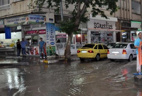 ADIYAMAN'DA EV VE İŞYERLERİNİ SU BASTI