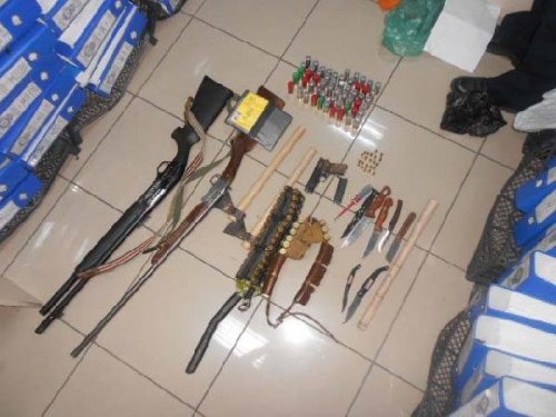 ADLİYE ÖNÜNDEKİ ARAÇTAN CEPHANELİK ÇIKTI