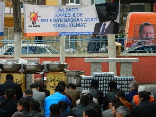 AKP CAMİ AVLUSUNA SİYASET SOKTU