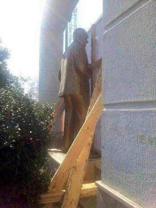 AKP MİTİNGİNDE ATATÜRK HEYKELİNE BUNU DA YAPTI