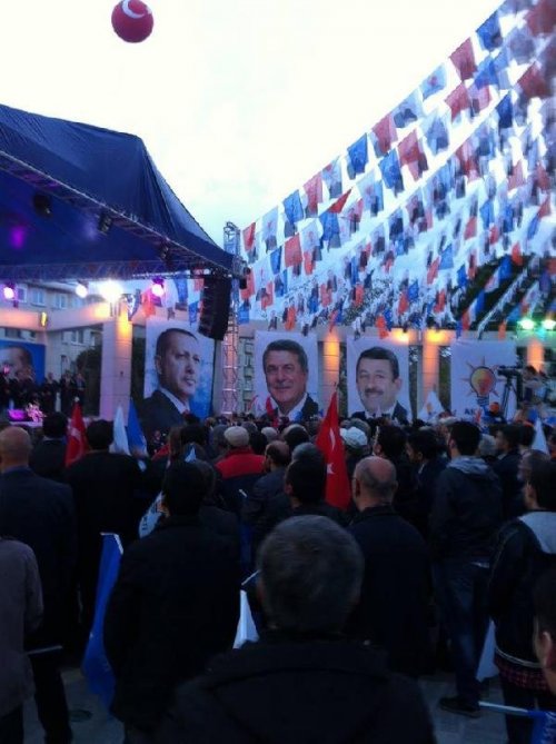 AKP MİTİNGİNDE ATATÜRK HEYKELİNE BUNU DA YAPTI