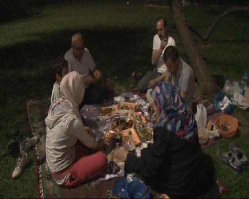 AKŞAM PİKNİKÇİLERİ SAHİLLERİ DOLDURDU