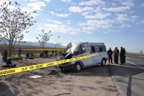 AKSRAY'DA FECİ KAZA 2 ÖLÜ, 19 YARALI