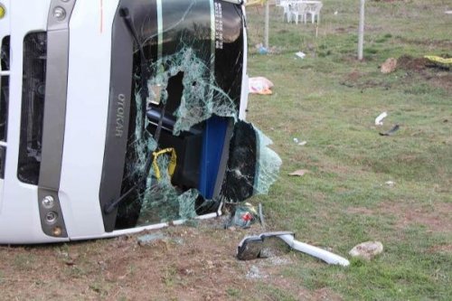 ANKARA'DA ÖĞRETMEN SERVİSİ DEVRİLDİ: 15 YARALI