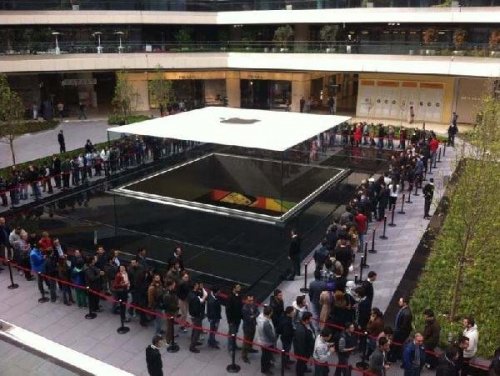 APPLE STORE'UN AÇILIŞINDA İZDİHAM