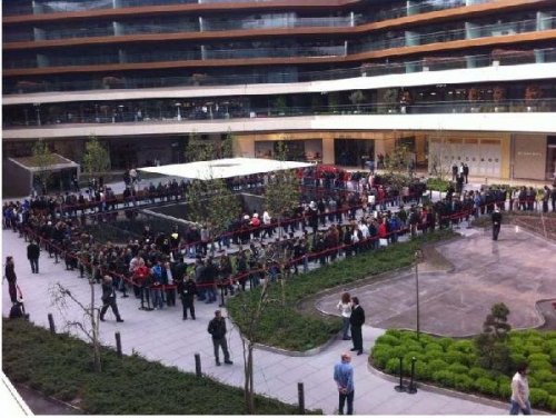 APPLE STORE'UN AÇILIŞINDA İZDİHAM