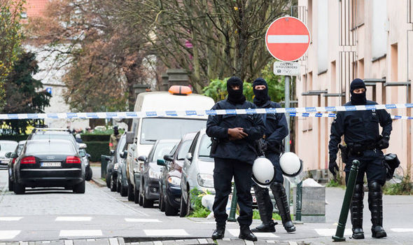 armed-police-stand-guard-near-the-scene-in-belgium-619748.jpg